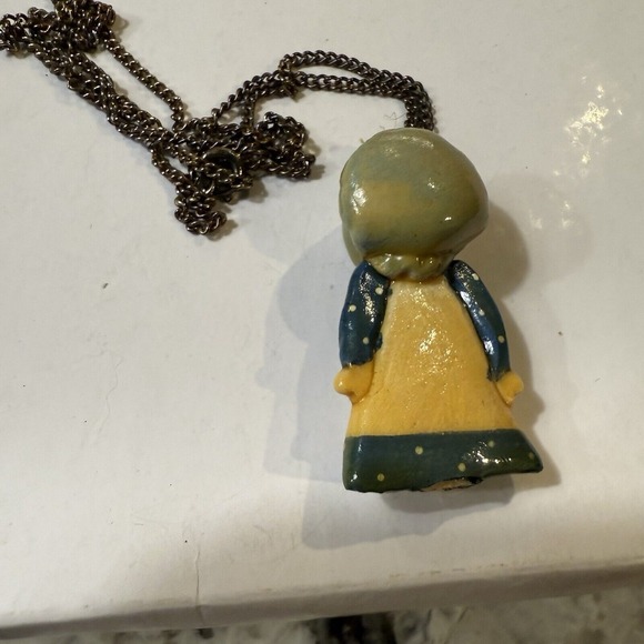 Vtg Prairie Girl Pendant In Blue Bonnet & Blue & White Dress On A Necklace Chain - Picture 3 of 14